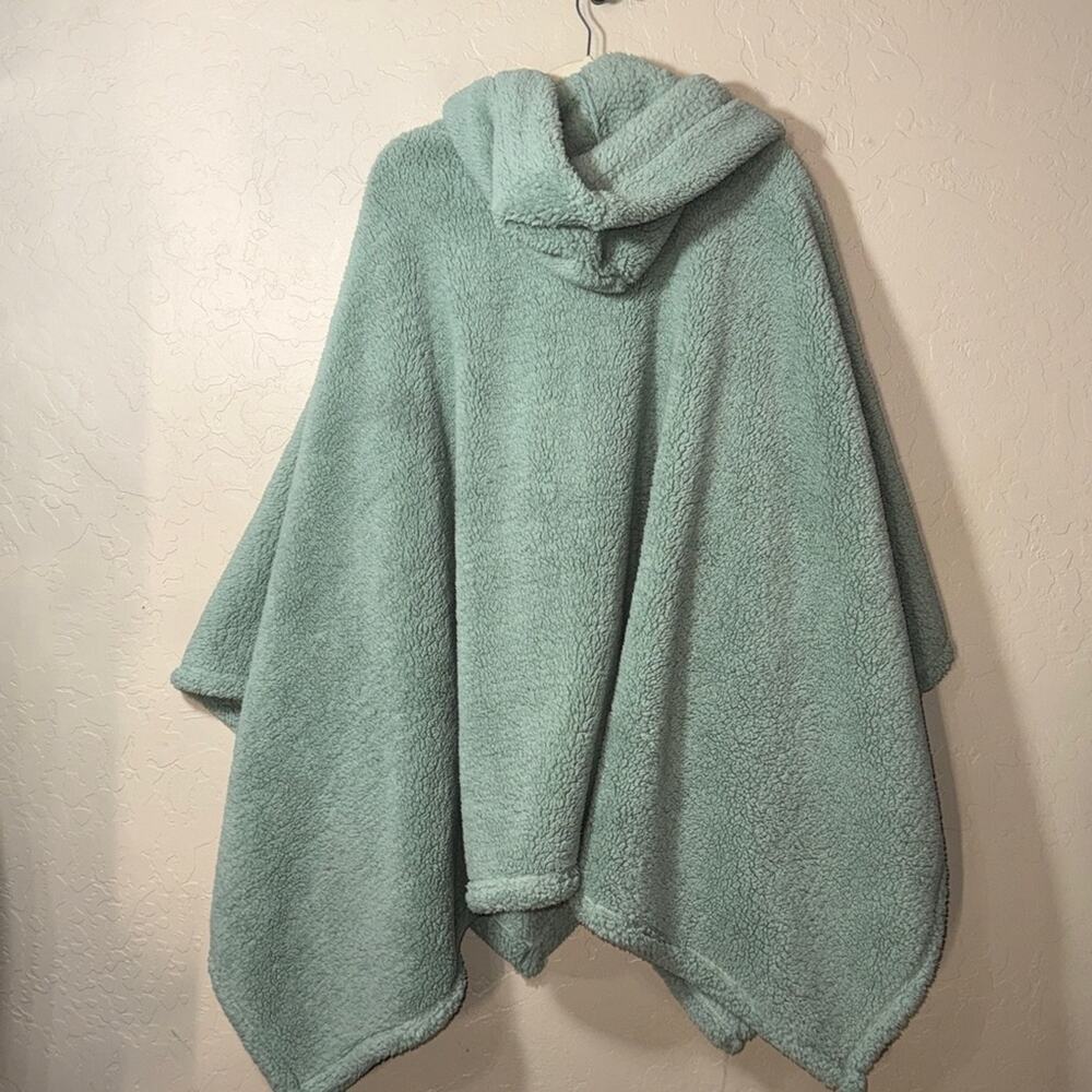 LL Bean Cozy Sherpa Wearable Throw in silver Sage green color - Picture 5 of 5